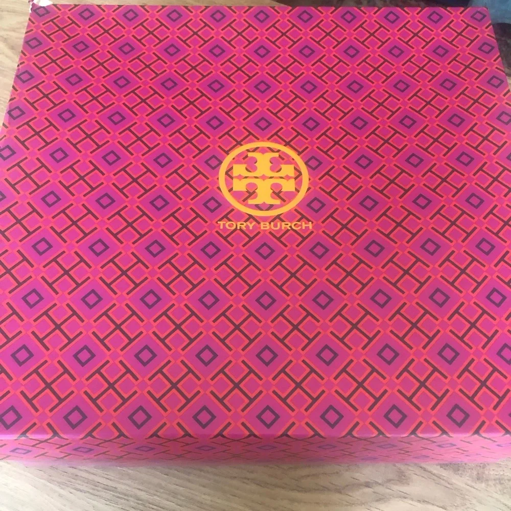 NIB $428 Tory Burch Leather Lug-sole Chelsea Boots in size 9!